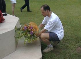 Jeroen Th� paying tribute to family-members who were put to work during the construction of the Birma-railroad.