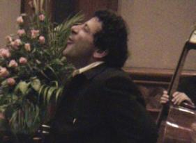 Jules van Hessen can sing, too !.