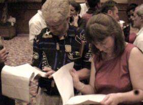 Ron vd Stelt and Hendriek van Nieuwenhuize carefully studying their mentor scores.