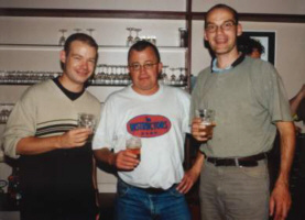 Stijn en Joris doen dapper mee, maar Harry drinkt ze straks zonder problemen onder tafel.