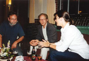 Marielle probeert Henk en Ruud uit te leggen dat alcohol echt niet de oplossing is.