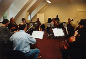 De cellosectie repeteert (ze zijn blij dat Martin even niet meedoet).