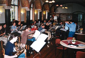 Blazersrepetie (het is slechts schijn dat sommige blazers niet spelen).