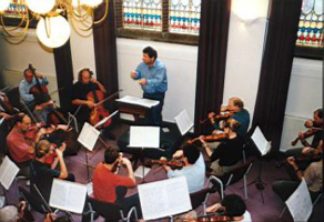 Papa Jules dirigeert zijn kinderen door Prokofjev.