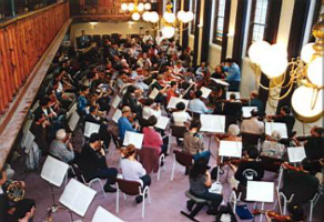 Ivo Janssen zit buiten achter de vleugel, qua inzetten scheelt het weinig.