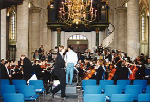 Dirigent Jules was helaas zijn smoking vergeten...