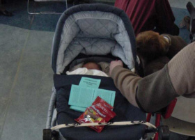 Het geheim om je baby stil te houden: elke minuut een winegum erin.