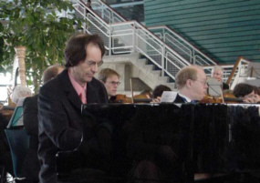 Joop Albracht is solist in Ravels Pianoconcert in G.
