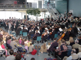 Kinderen mogen bij het familieconcert altijd vooraan zitten.