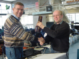 Een woord en blijk van dank voor Marcel Dohmen van Carol Bosman, en natuurlijk even lachen naar de camera.