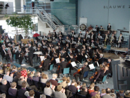 Voorzitter Carol opent het concert.