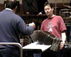 Carel Kraayenhof op bandoneon.